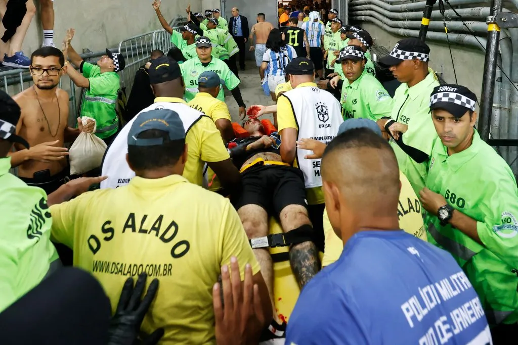 Algunos hinchas argentinos fueron retirados con heridas graves (Foto: Getty)