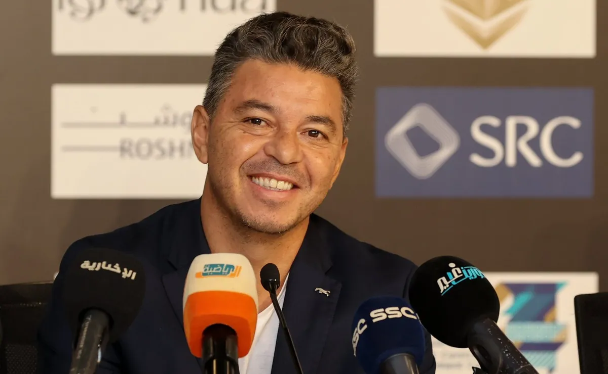 Gallardo, sonriente en su primera conferencia en Arabia. (Foto: @IttiMania).