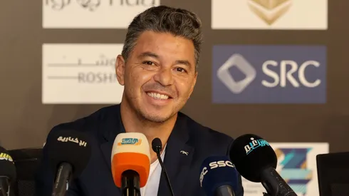 Gallardo, sonriente en su primera conferencia en Arabia. (Foto: @IttiMania).