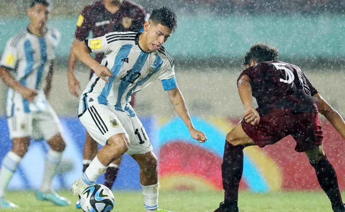 Echeverri durante la victoria de Argentina en la Copa del Mundo Sub 17.