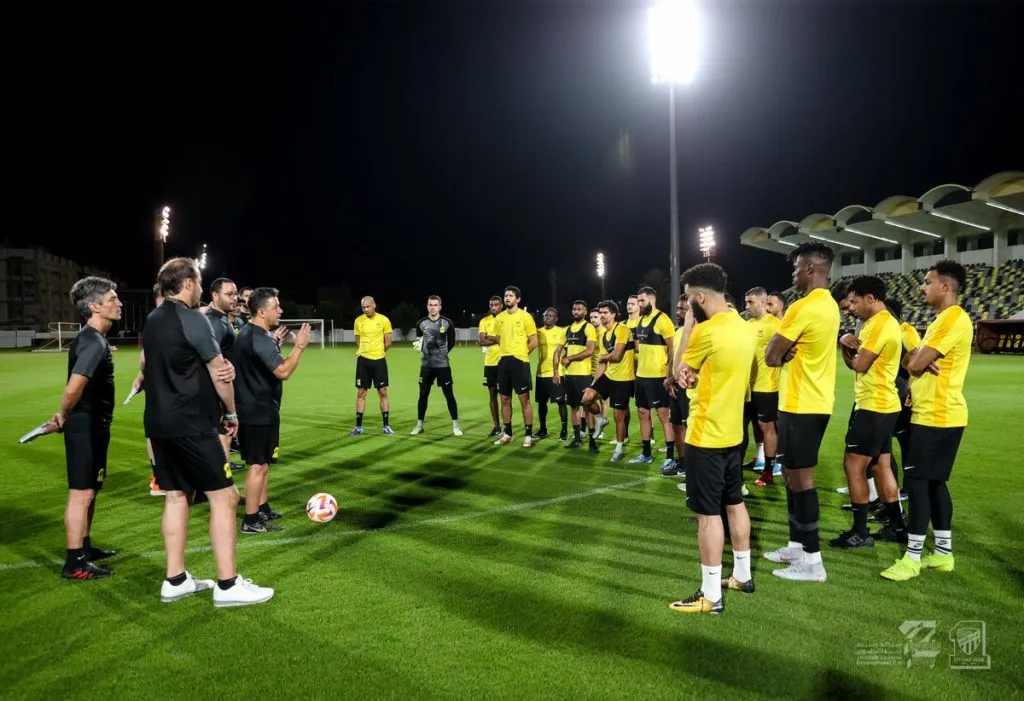 La primera charla de Gallardo en Arabia Saudita (@Ittihad)