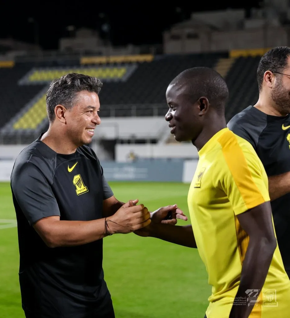 El saludo de Gallardo y Kanté en el primer entrenamiento del Muñeco (Foto: @Ittihad)