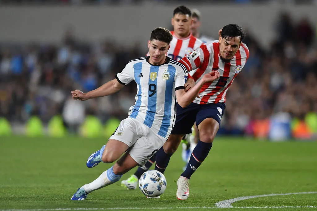 Julián Álvarez durante el duelo ante Paraguay. (Getty)