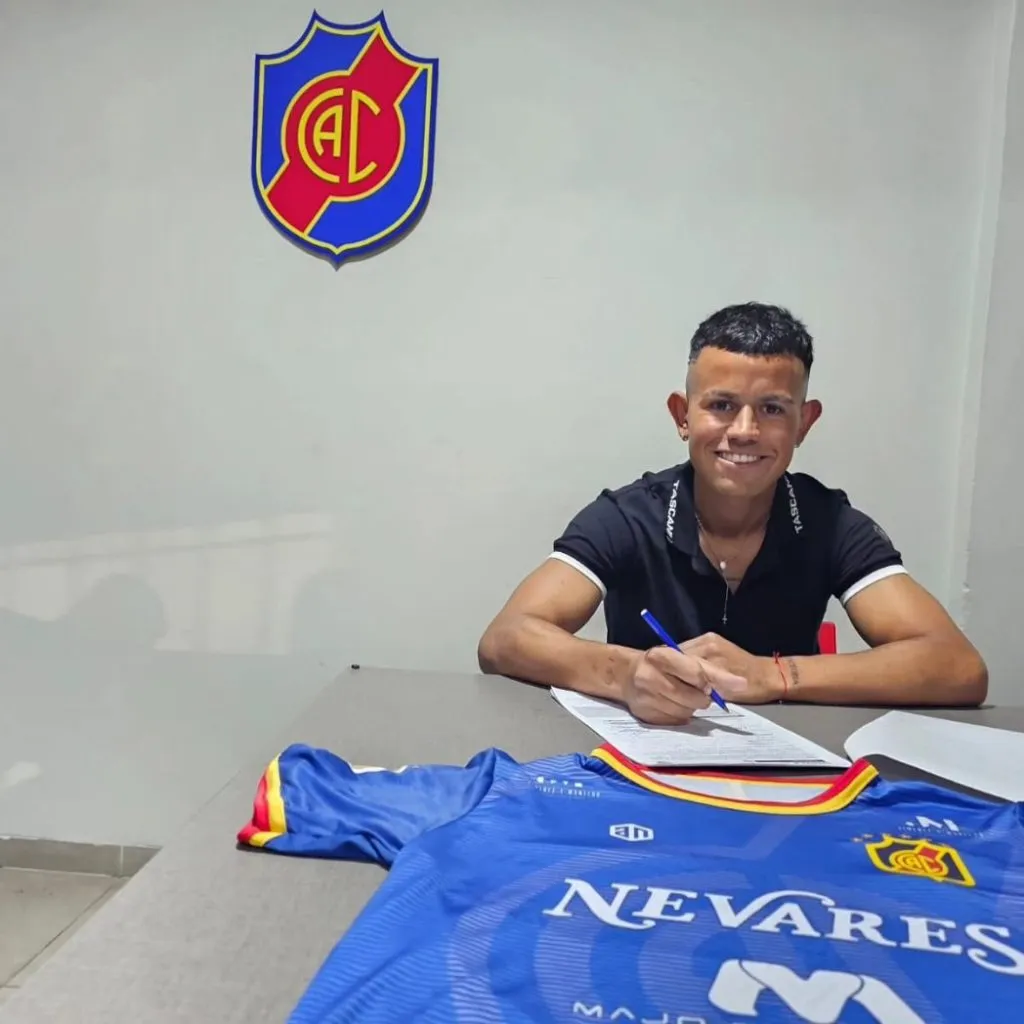 Mauricio Camargo y la firma del contrato en su nuevo club (Foto: Prensa Colegiales)