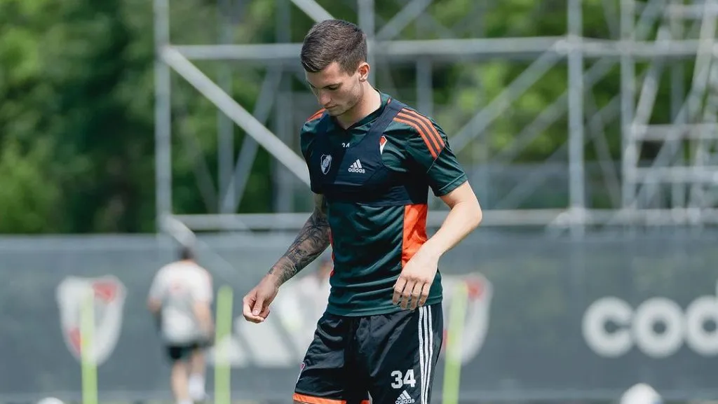 Tiago Serrago, presente en el entrenamiento del plantel profesional.
