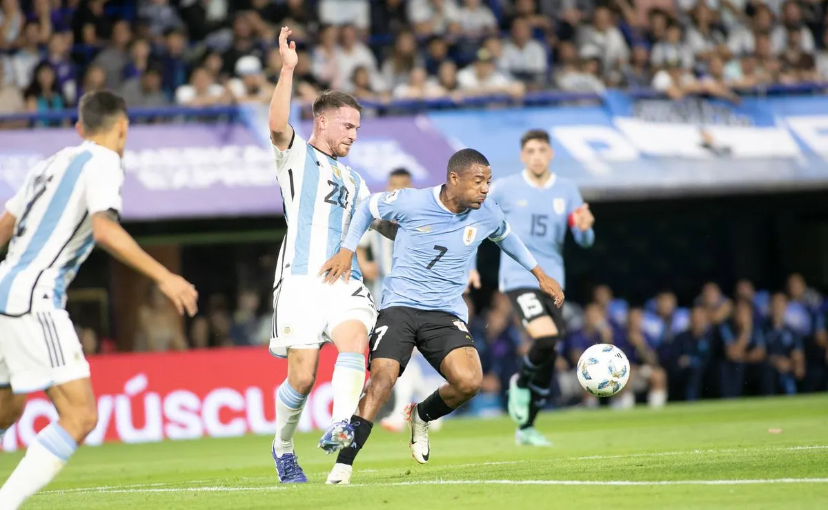 De La Cruz jugó un partidazo vs. Uruguay