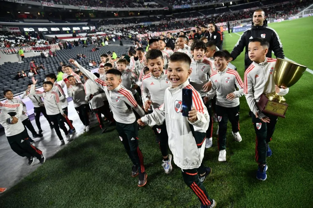 La vuelta olímpica de las infantiles de River en el Estadio Monumental (Foto: Prensa River)