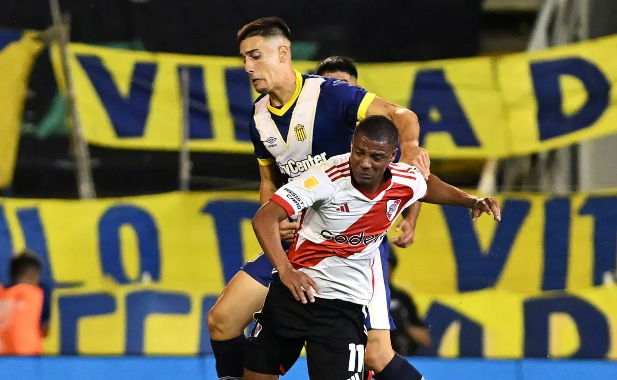 River tuvo una noche tétrica en Rosario y perdió 3 a 1. Foto: Getty.