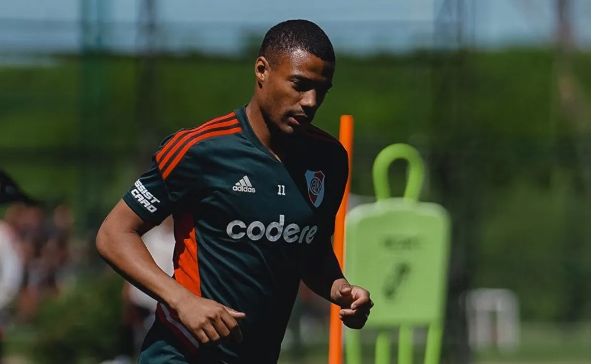 Nicolás De La Cruz durante el entrenamiento con River.