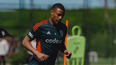 Nicolás De La Cruz durante el entrenamiento con River.