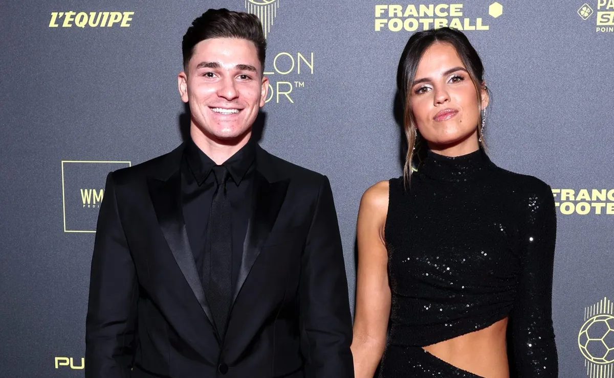 Julián Álvarez junto a su pareja en la entrega del Balón de Oro.