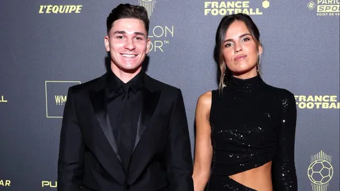 Julián Álvarez junto a su pareja en la entrega del Balón de Oro.