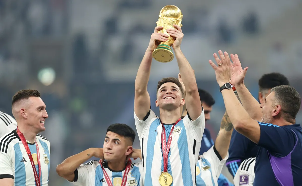 Julián Álvarez levantando la Copa del Mundo.