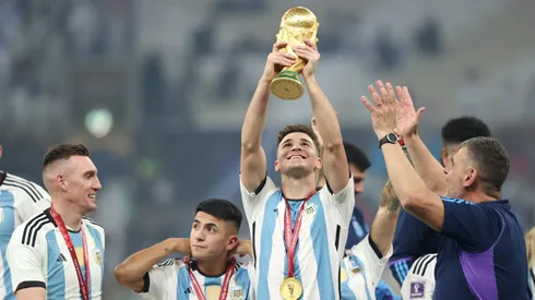 Julián Álvarez levantando la Copa del Mundo.