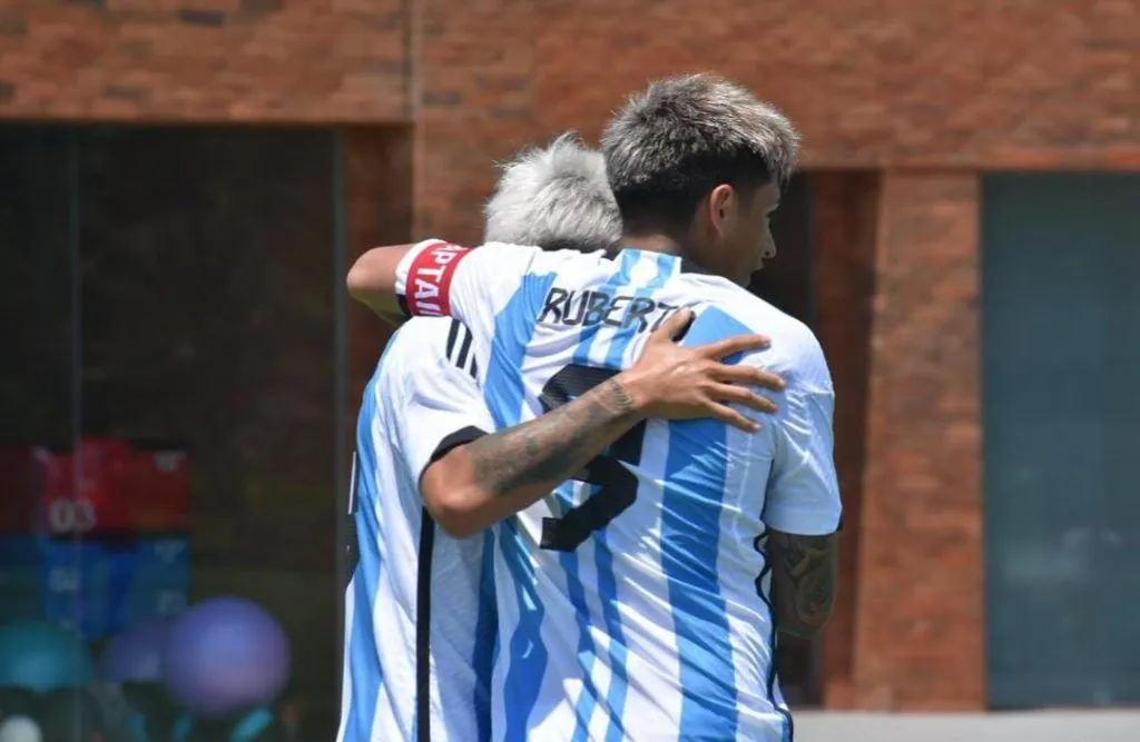 Agustín Ruberto presente en la victoria sub 17. (Foto: Prensa AFA).