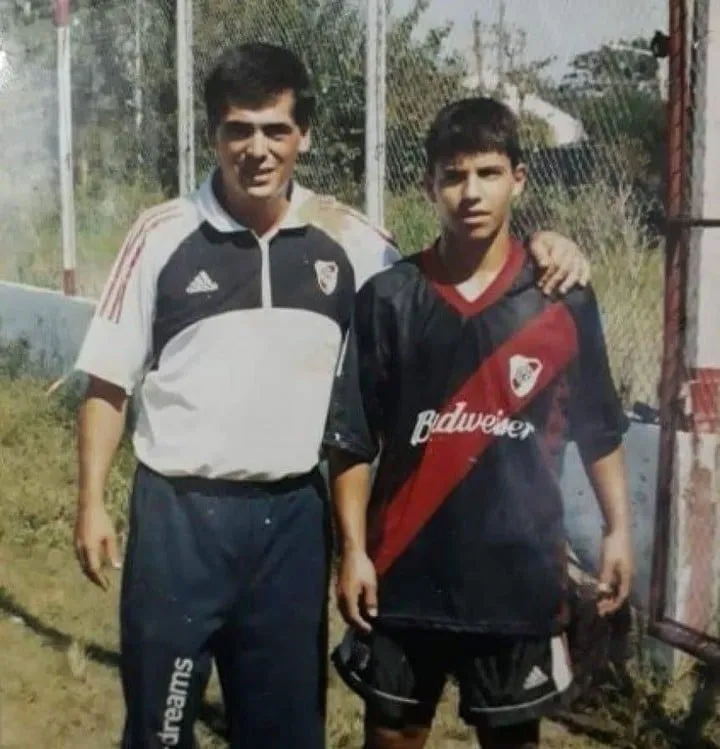 El Kun con la de River.