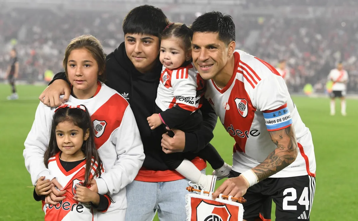 Enzo Pérez con sus hijos.