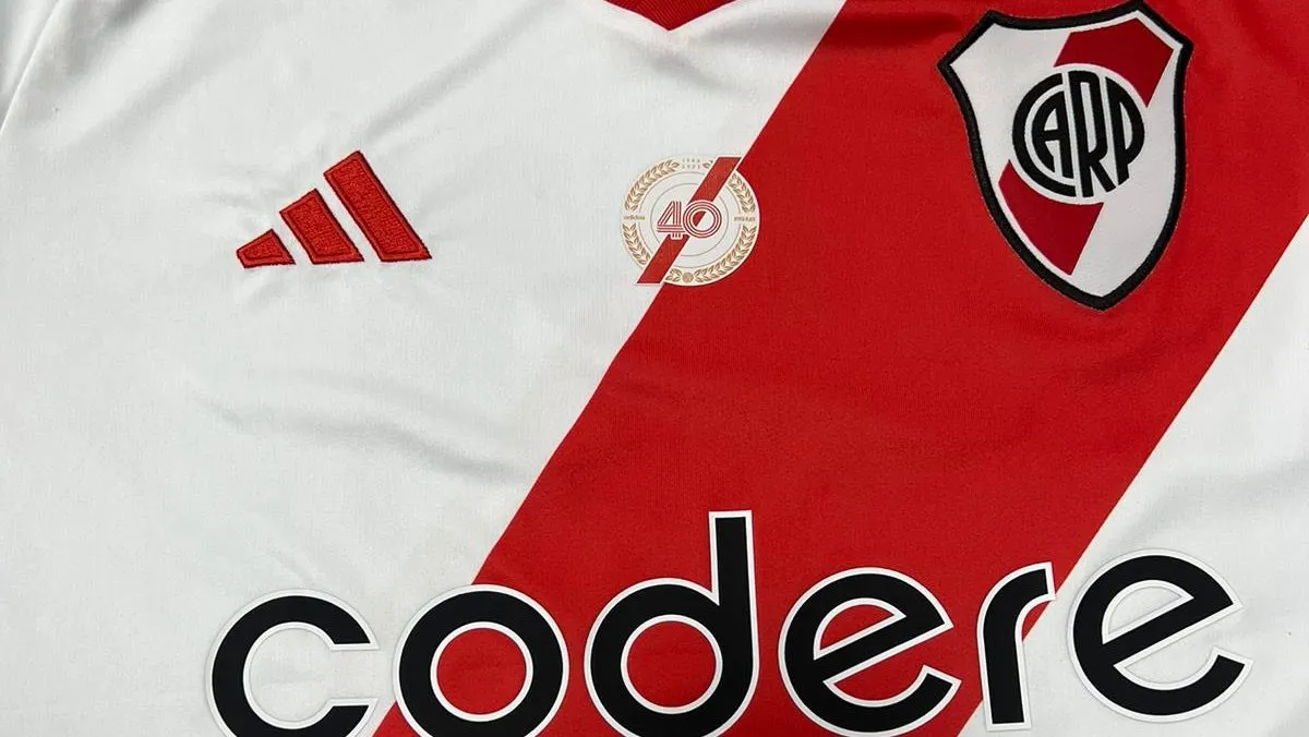 La camiseta que River lucirá desde las 21.00 (Foto: Juan Cortese).