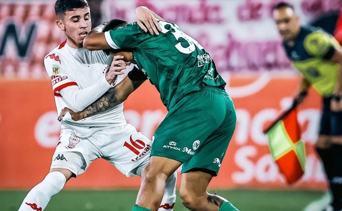 Franco Alfonso durante un partido de Huracán.