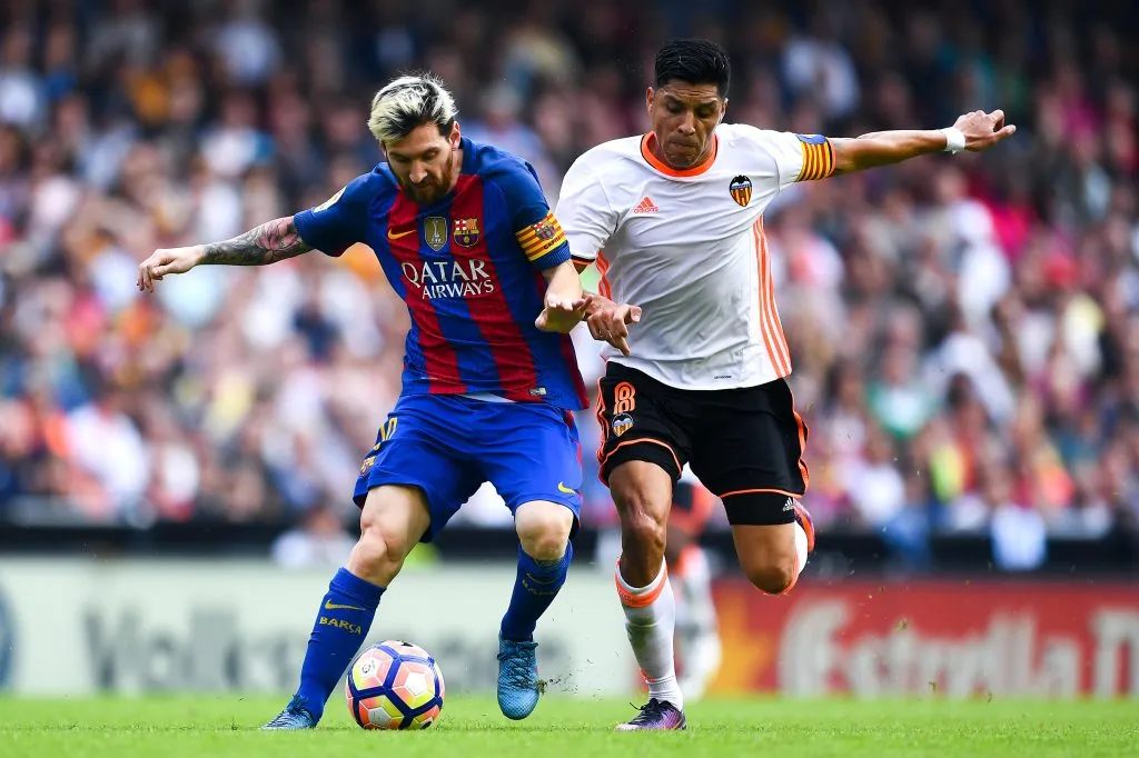 Enzo Pérez ante Messi en un Valencia vs. Barcelona. (Foto: Getty).