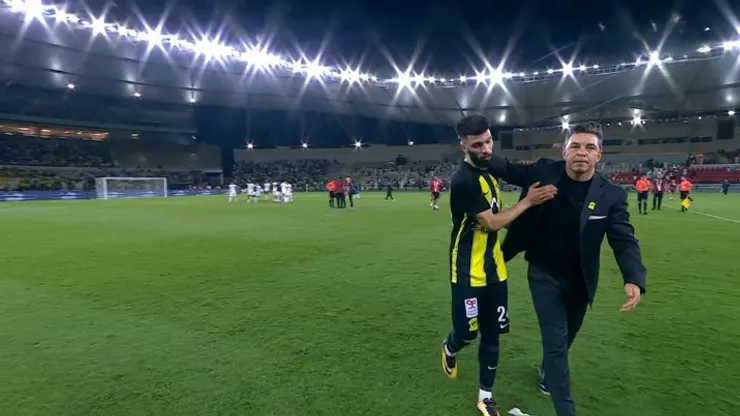 El Muñeco saludó uno por uno a sus jugadores luego de la derrota.