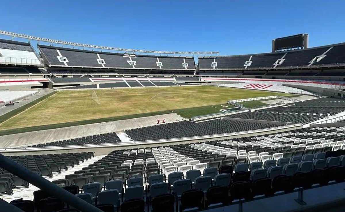 Mejora el césped del Monumental.