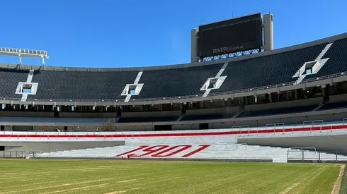 Una imagen novedosa: la cabecera Sivori sin el cerco metálico.