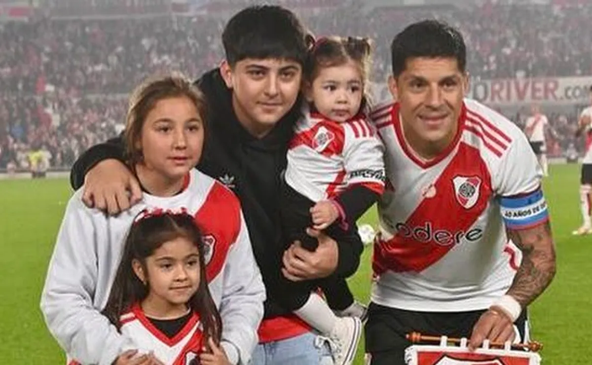 La familia de Enzo Pérez, a pleno en el día de su despedida en el Monumental.
