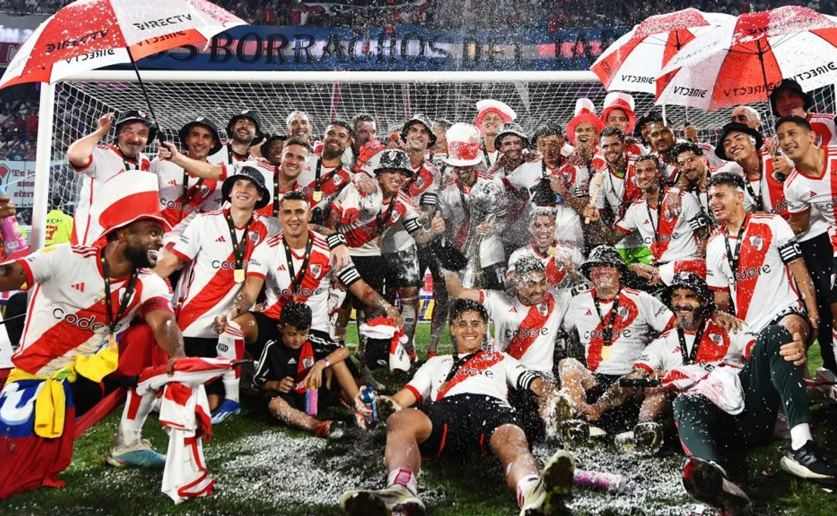 Varios jugadores de River se entrenan por su cuenta.
