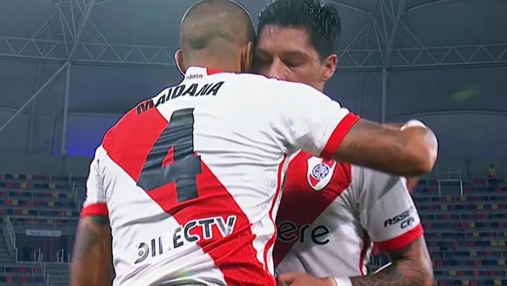 El emotivo abrazo de Enzo y Jonatan Maidana, con la 4 en la espalda, en su última función en River hace unas semanas.