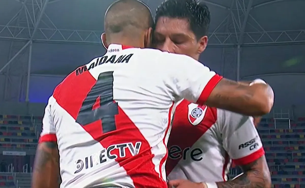 El emotivo abrazo de Enzo y Jonatan Maidana, con la 4 en la espalda, en su última función en River hace unas semanas.