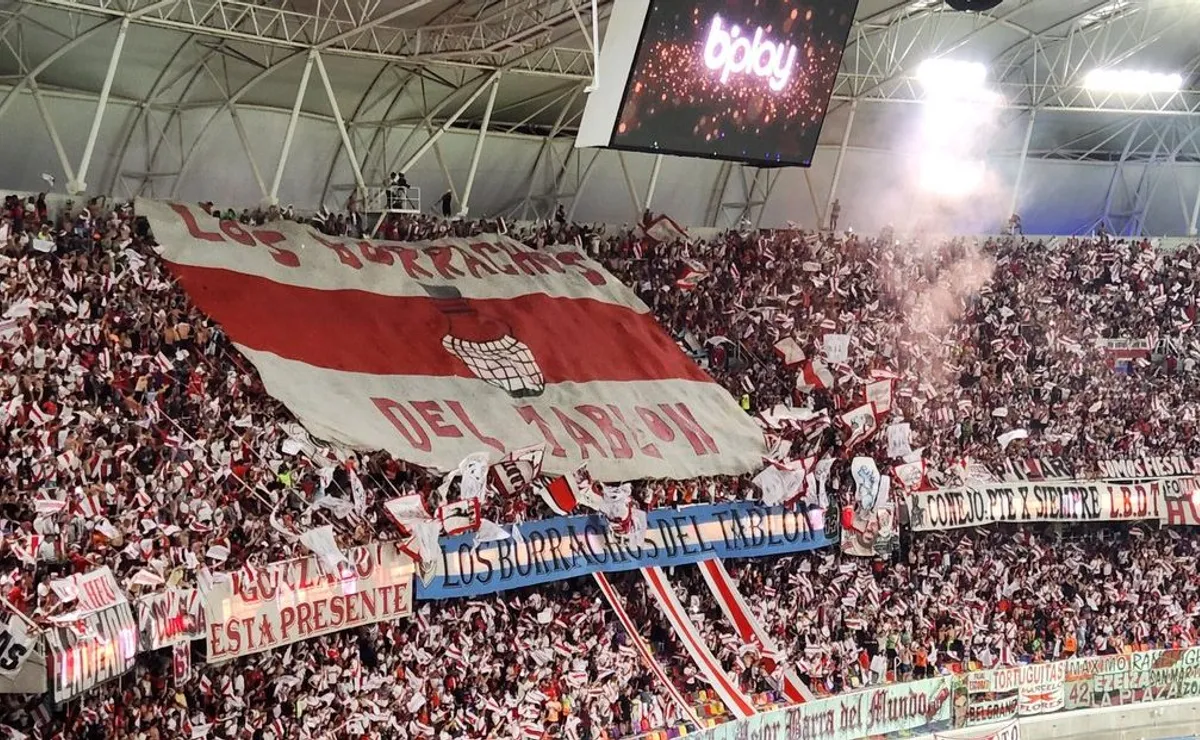 Los hinchas de River coparon el Madre de Ciudades, con un campeón del mundo en la tribuna.