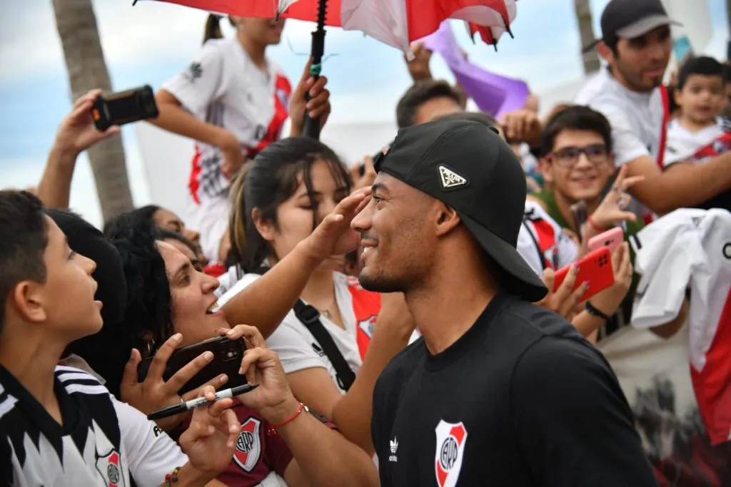 De La Cruz con los hinchas. (Foto: Prensa River).