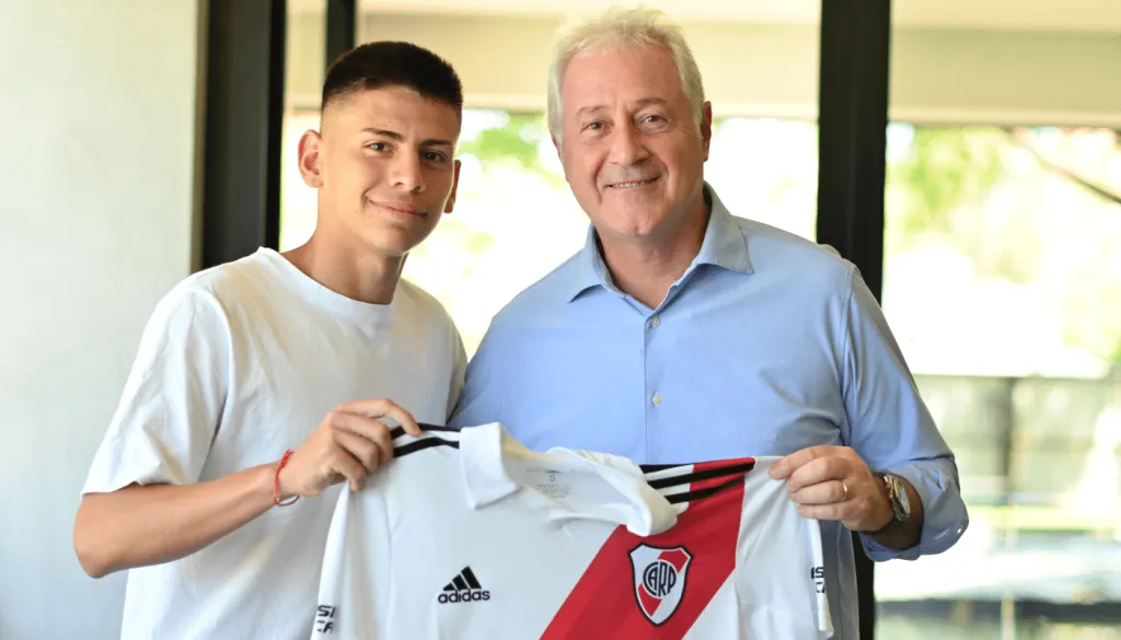 El día que Echeverri firmó contrato con River. (Foto: Prensa River).