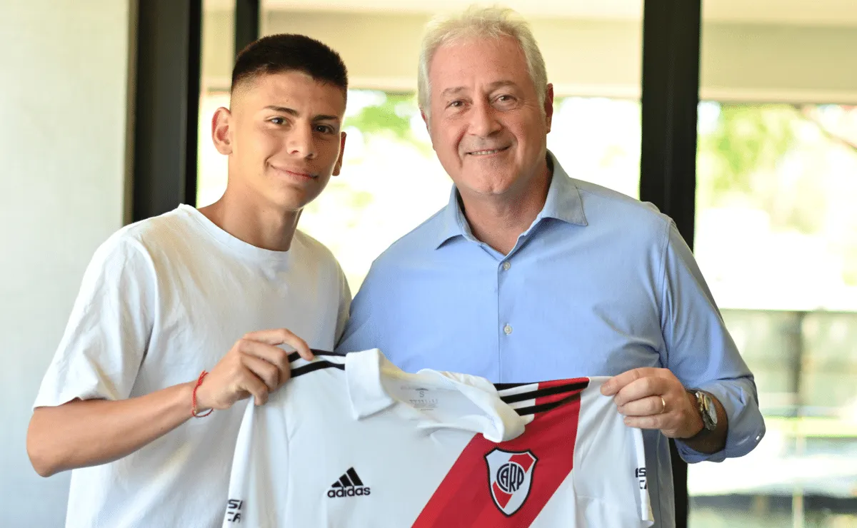 El día que Echeverri firmó contrato con River