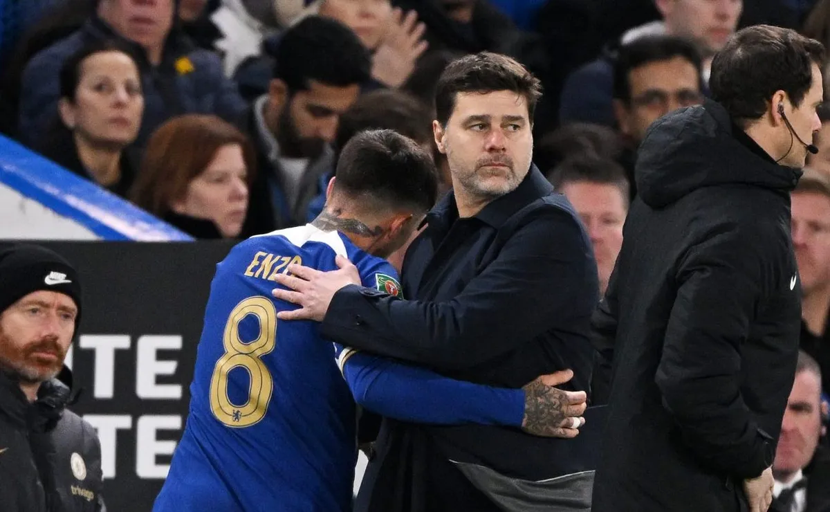 Enzo se retiró dolorido y triste en el inicio del partido frente a Newcastle.