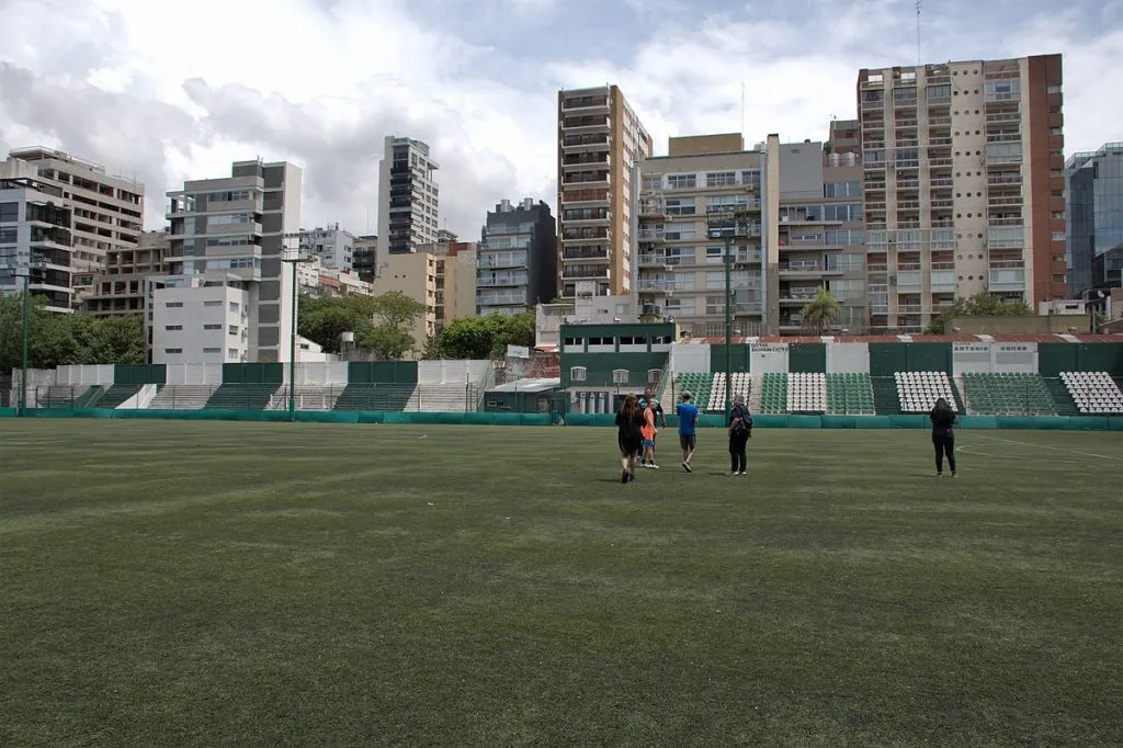 La cancha de Excursionistas cuenta con la particularidad de ser de césped sintético, algo casi inédito para el fútbol argentino a nivel preosional.