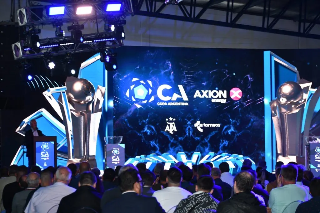 Claudio Tapia, presidente de la AFA, estuvo presente en el sorteo. Ignacio Vilarroel fue el dirigente de River que asistió en representación del club.