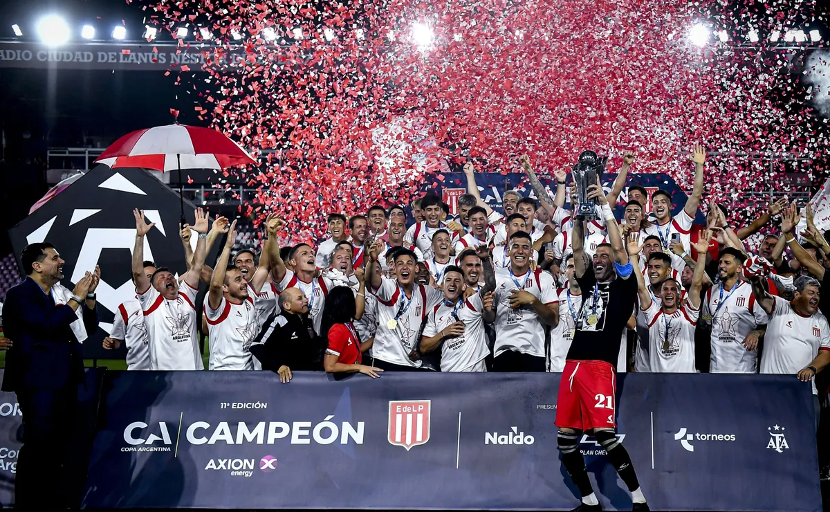 Estudiantes se consagró campeón de la última edición y jugará con River la Supercopa en 2024.