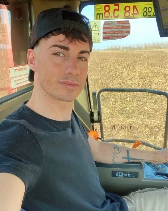 Alan Simone es hincha de River y trabaja en el campo.