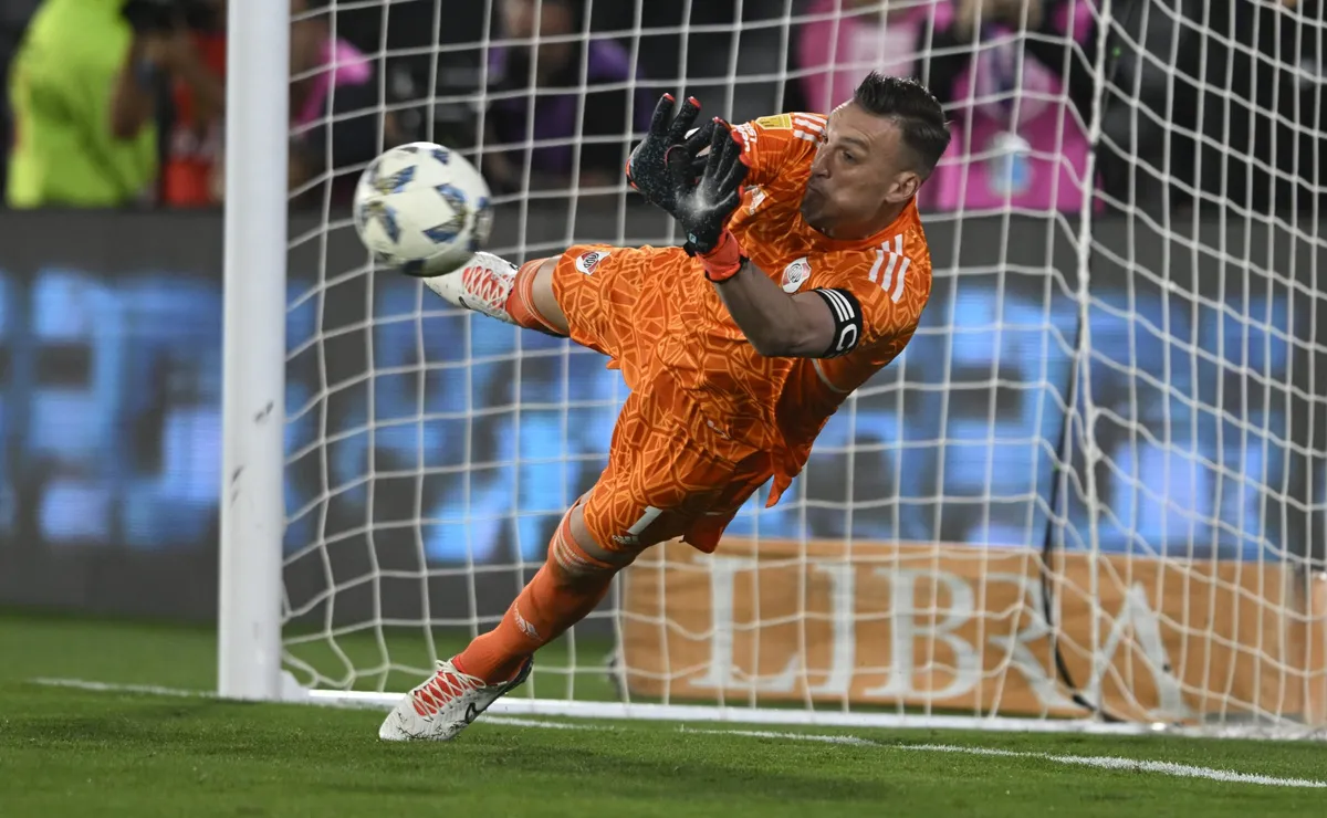 Armani atajando un penal en River
