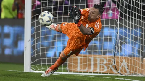 Armani atajando un penal en River