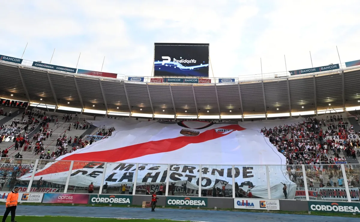 La mítica bandera en la tribuna de River
