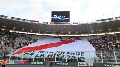 La mítica bandera en la tribuna de River