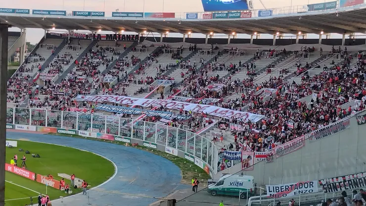 Los primeros trapos de River en la popular Artime