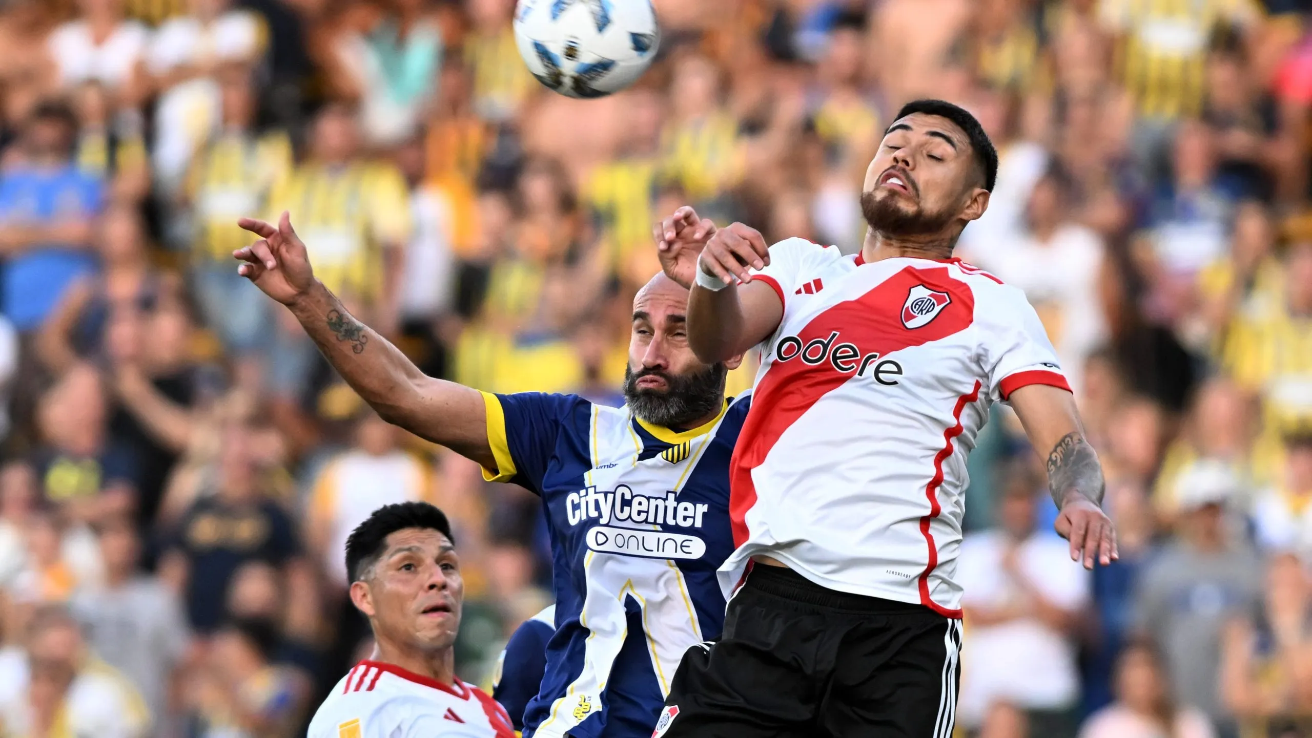 Paulo Díaz disputa una pelota en lo alto ante Carlos Quintana. (Getty)
