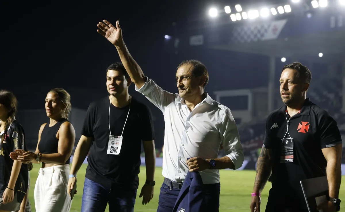 Ramón Díaz alentó a sus jugadores tras haber asegurado la permanencia
