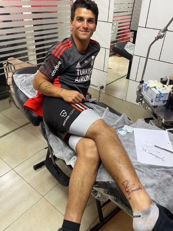 Enzo Evangelista con su tatuaje de Gallardo. (La Página Millonaria)