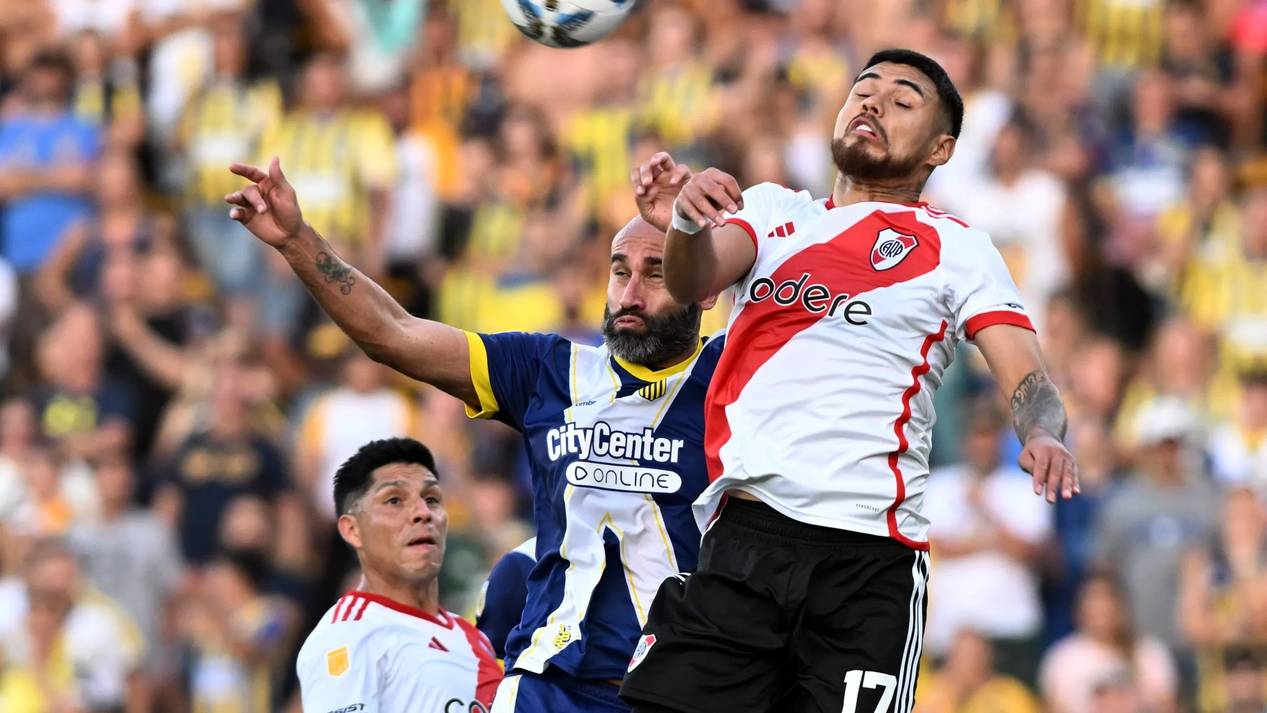 Quintana pelea con Paulo Díaz en el último Central vs. River. (Getty)