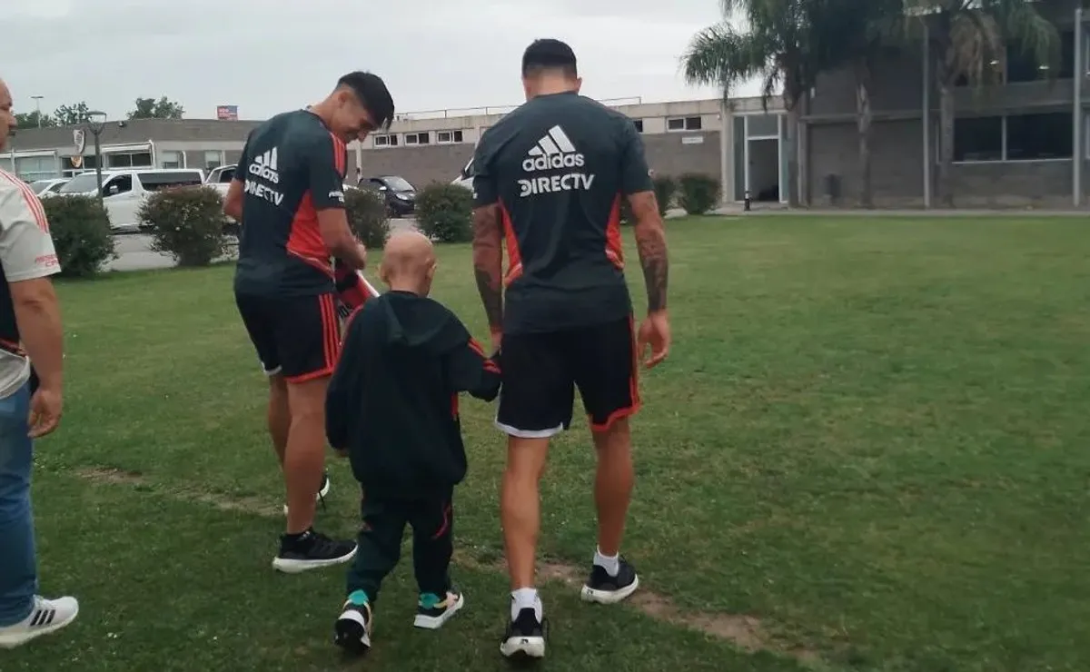 El gesto de Solari y Enzo Pérez con un hincha